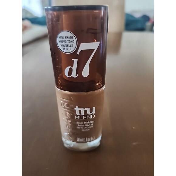 Covergirl TruBlend Oil-Free Liquid Foundation D7 Soft Sable Lightweight Makeup - Picture 2 of 7